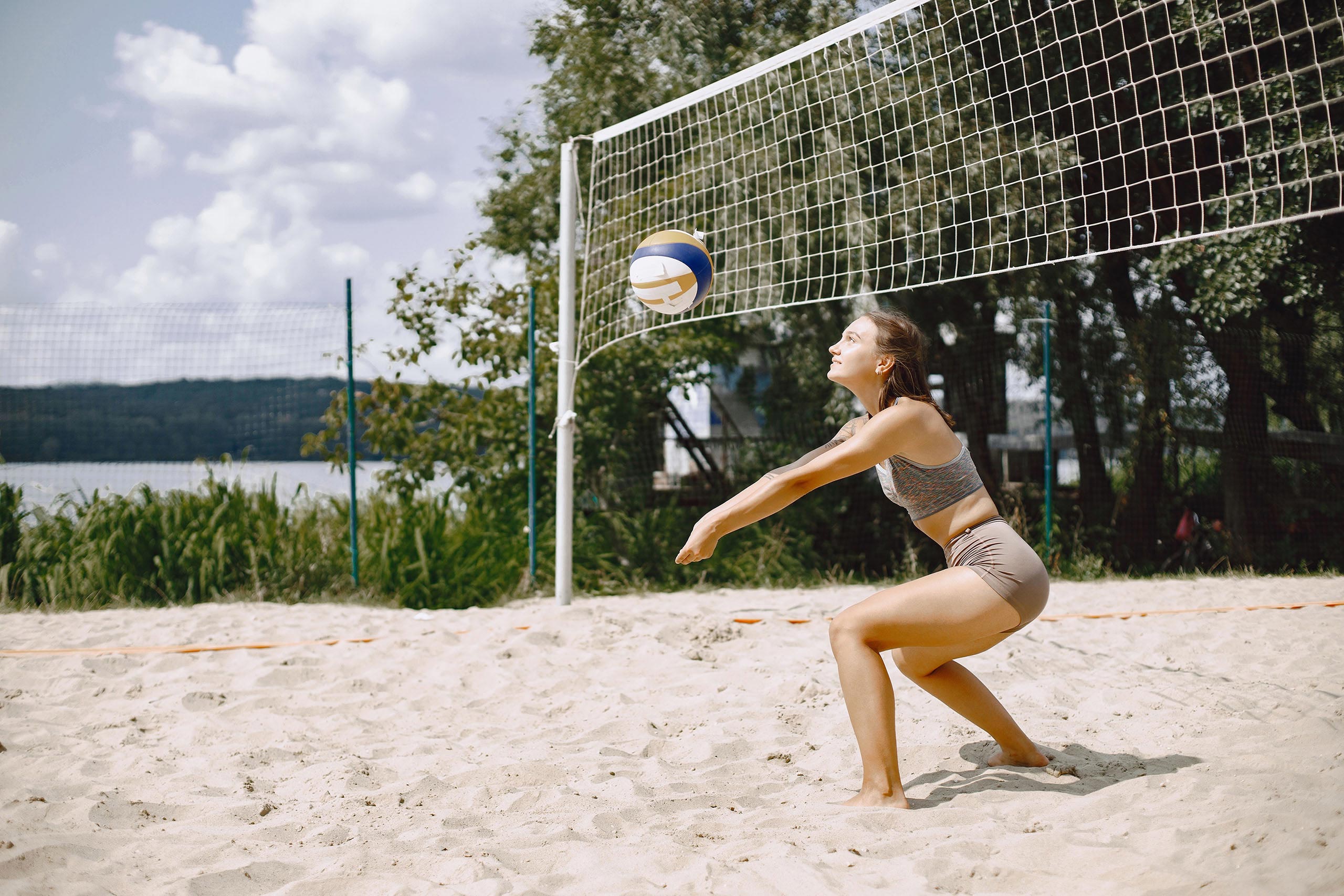 Frau spielt Volleyball an der Elbe