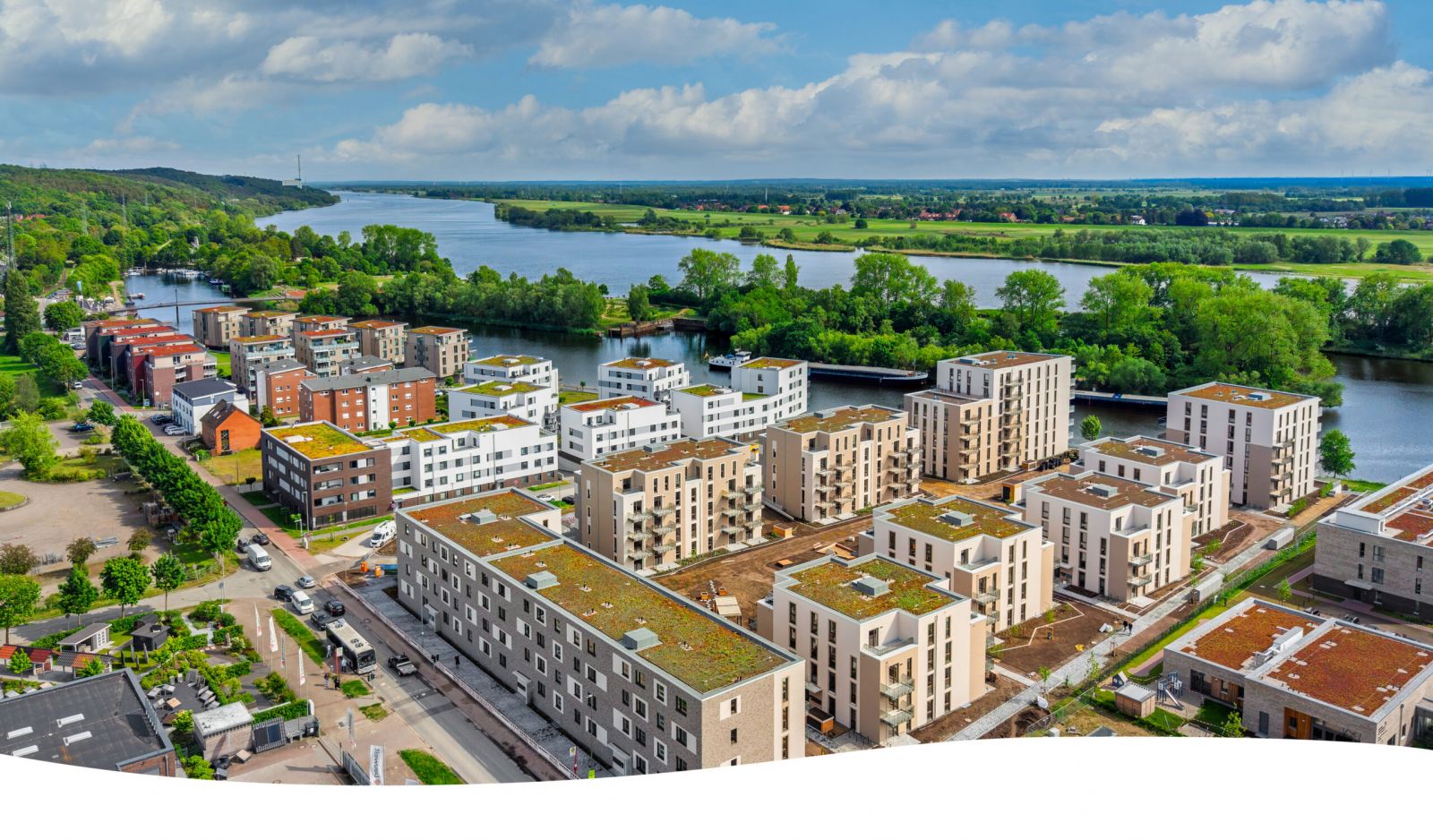 Ansicht Wohnen am Elbufer mit Elbe im Hintergrund