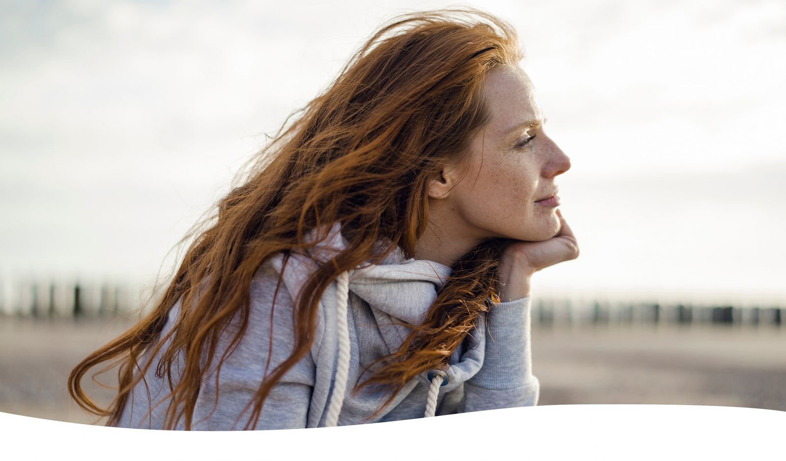 Frau genießt den Elbstrand