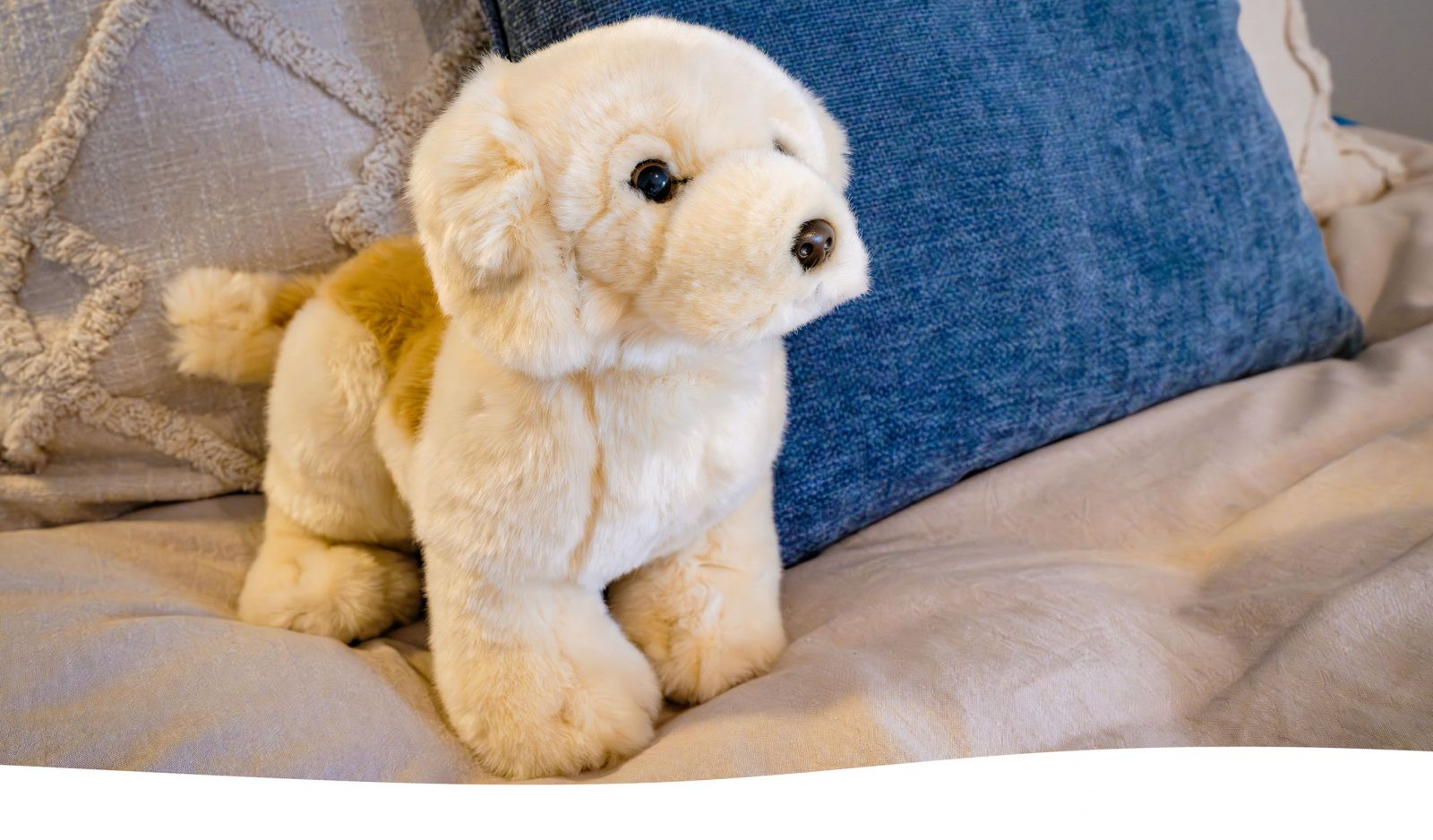 Stofftier auf dem Sofa